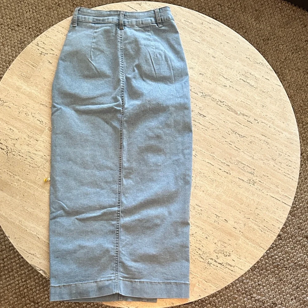 Elegant Denim Button-Down Pencil Skirt - Picture 3 of 4